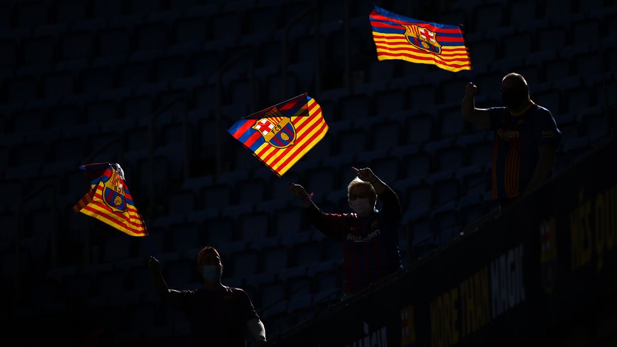 Fans in the Camp Nou during the presentation of Xavi like trainer of the Barça