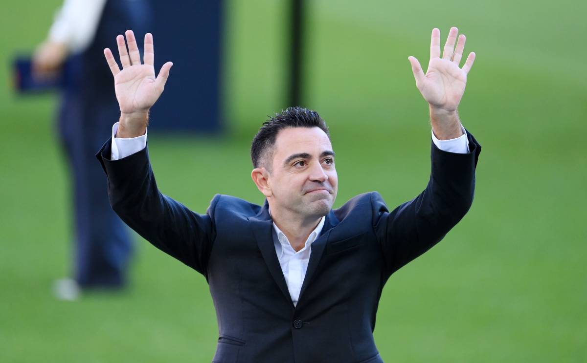 Xavi saluda a la afición en su presentación como técnico