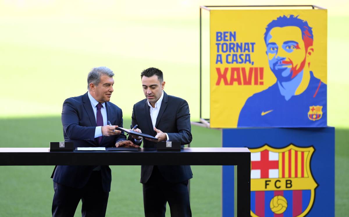 Xavi stamps his signature in the agreement like trainer of the Barça