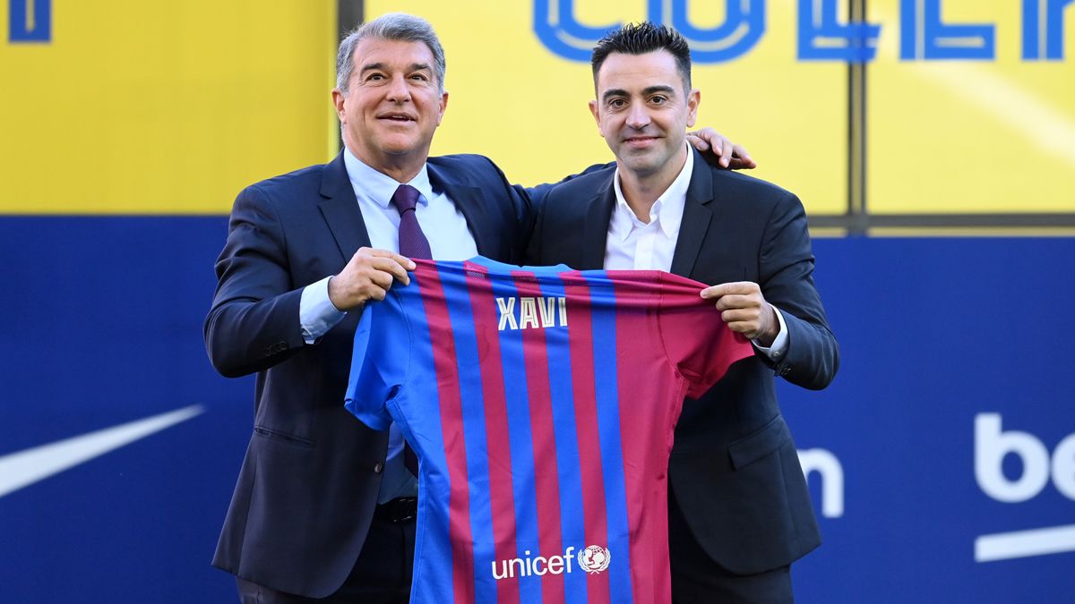 Laporta y Xavi Hernández en el acto de presentación del nuevo entrenador culé