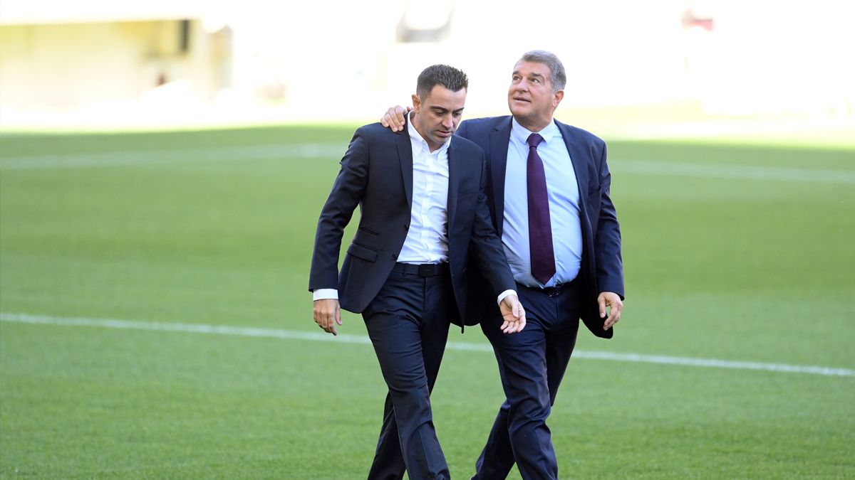 Xavi Hernández y Joan Laporta recorriendo el Camp Nou