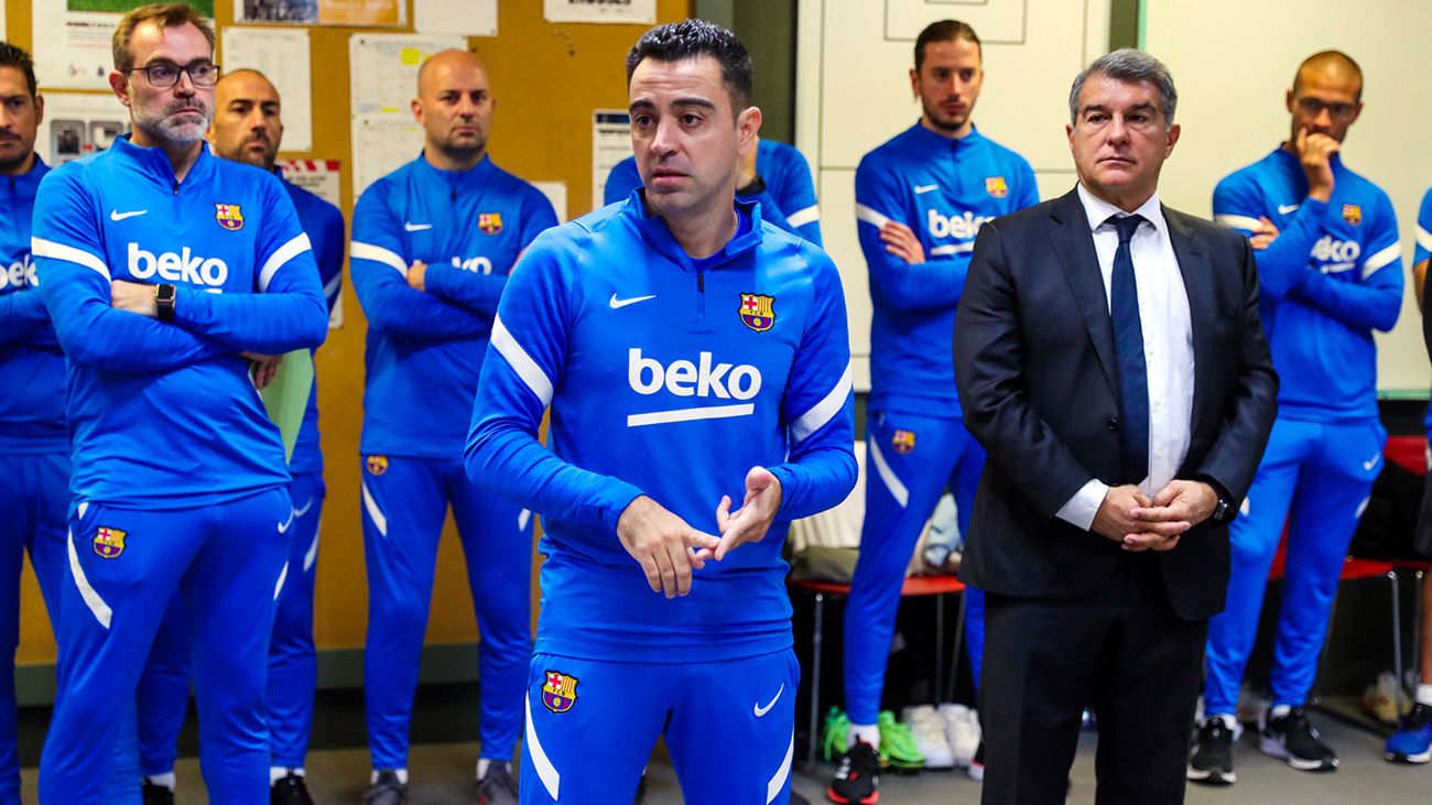 Xavi presents  to the players of the Barça / Image: Twitter Official FCB