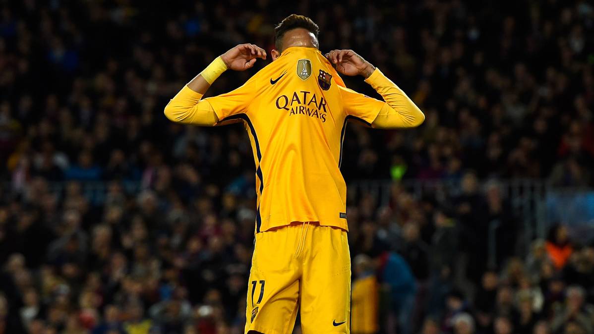Neymar Jr, tapándose la cara con la camiseta