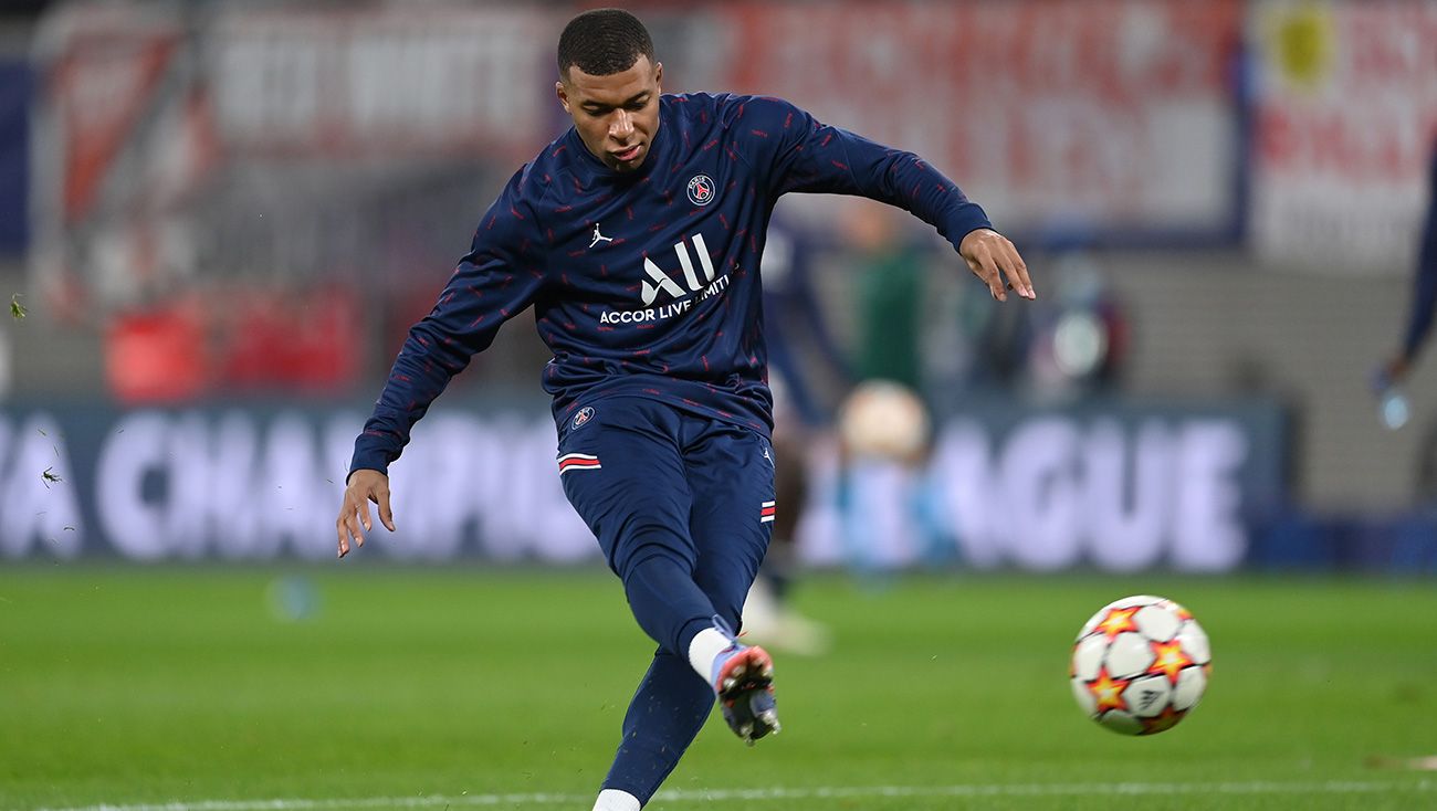 Kylian Mbappé In the warming with the PSG