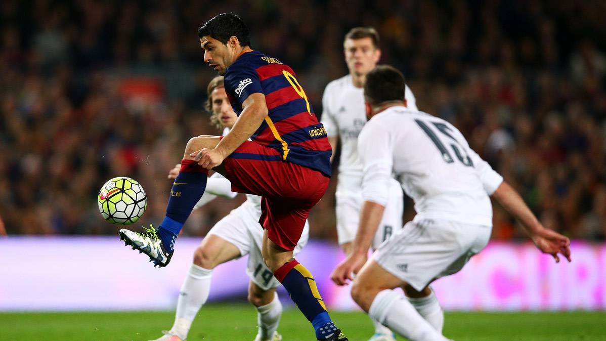 Luis Suárez, controlando un balón contra el Real Madrid