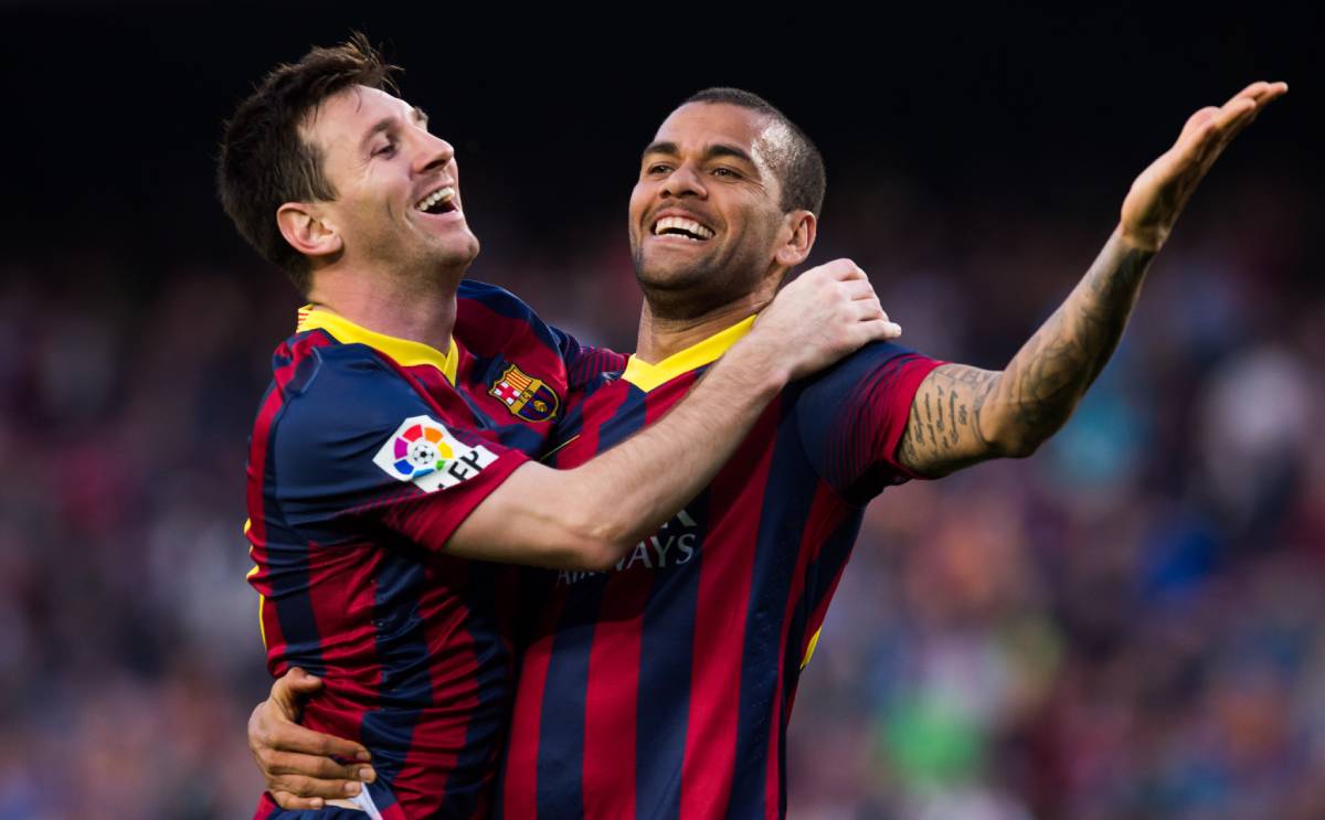 Lionel Messi y Dani Alves en un partido del Barça