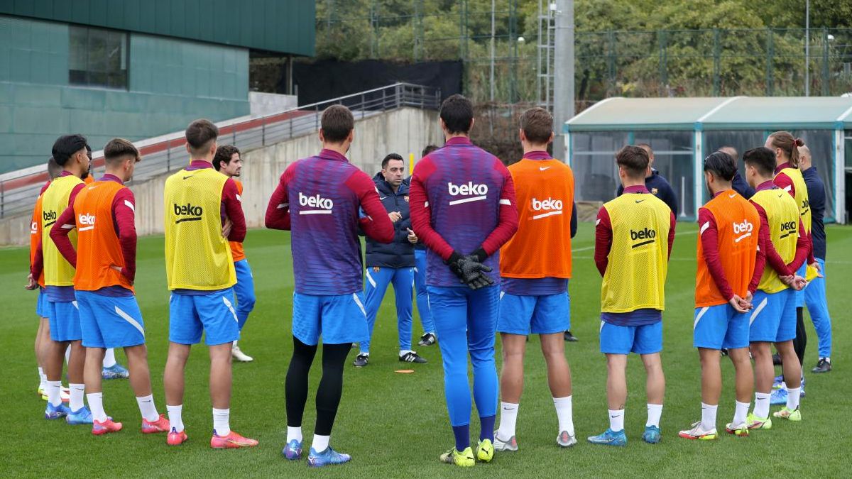 Los jugadores del Barça durante un entrenamiento con Xavi Hernández (Imagen: @FCBarcelona_es en Twitter)