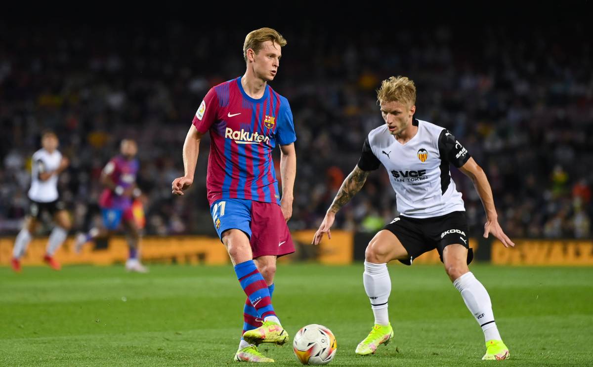 Frenkie Of Jong in a party of League in front of Valencia