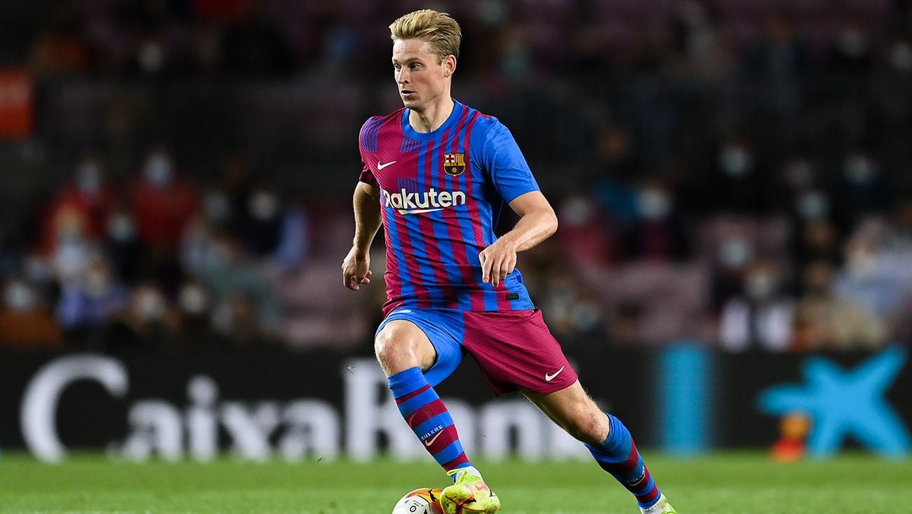 Frenkie Of Jong in a party with the Barça