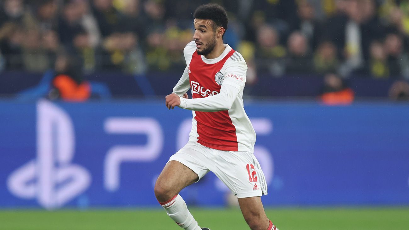 Noussair Mazraoui en un partido del Ajax