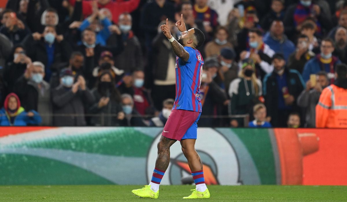Memphis Depay Celebrates his goal in front of the Espanyol