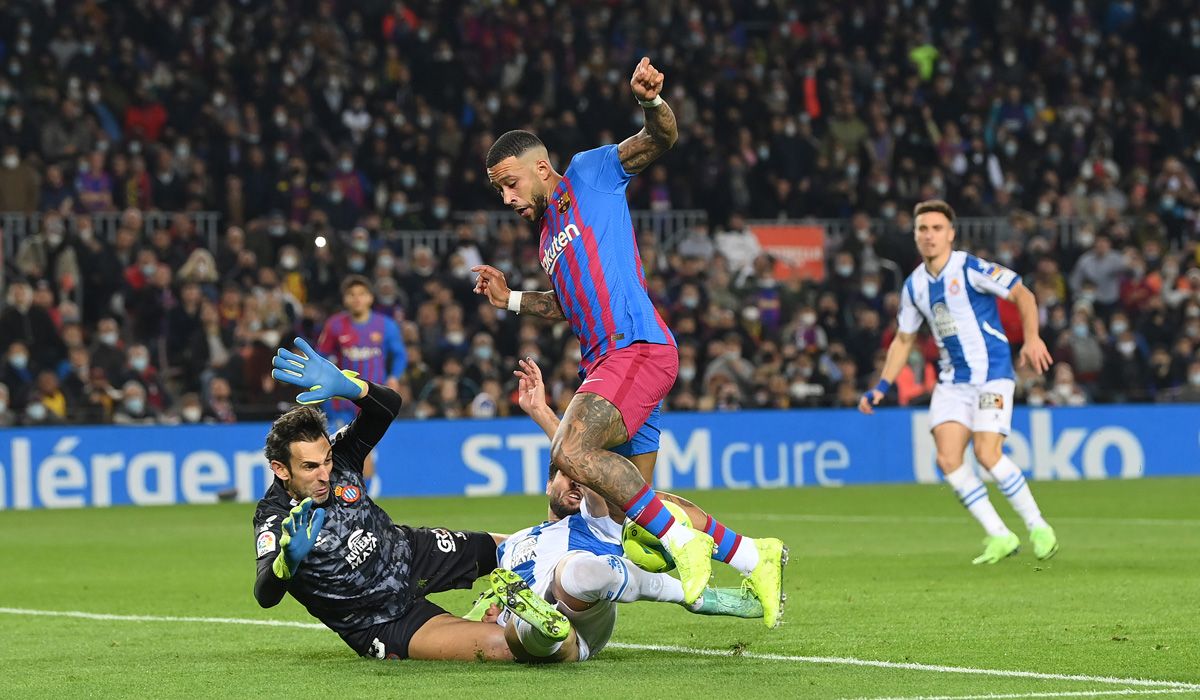 Memphis Depay durante el derbi ante el Espanyol