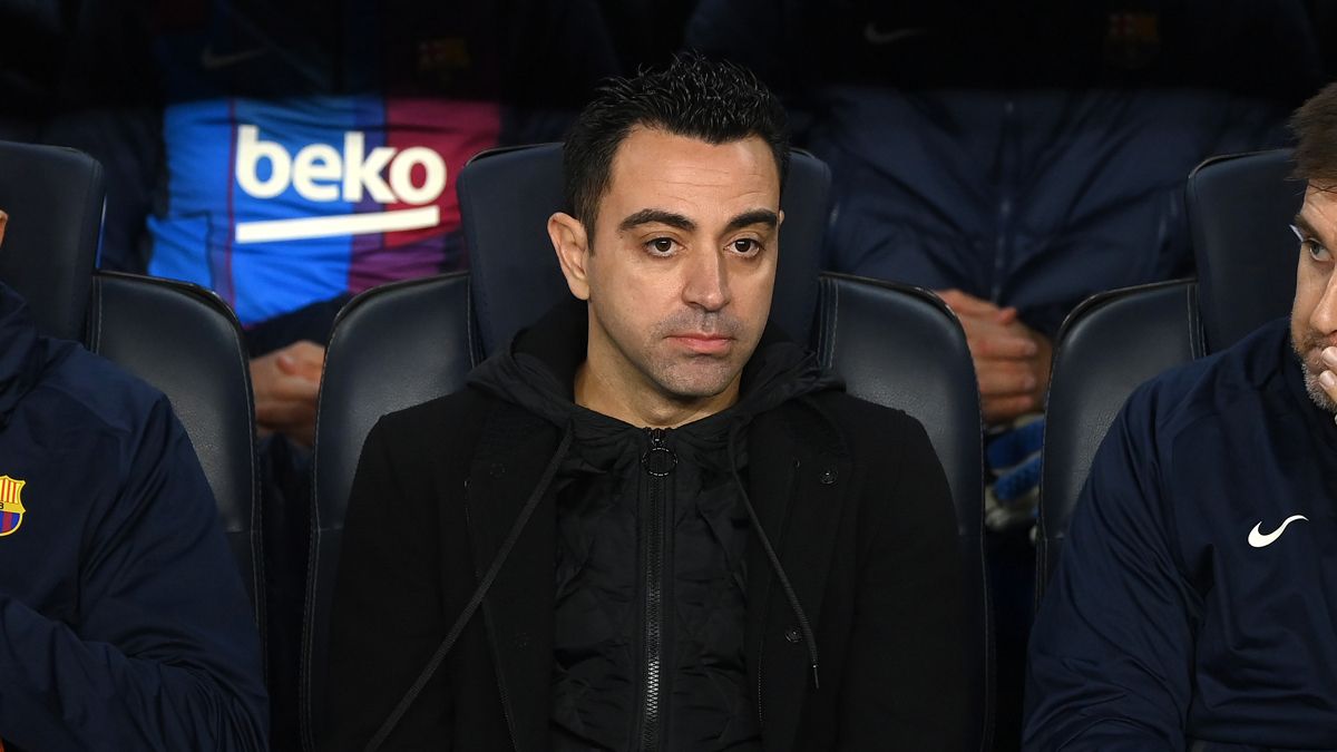 Xavi in the bench of the Barça during the derbi against the Espanyol