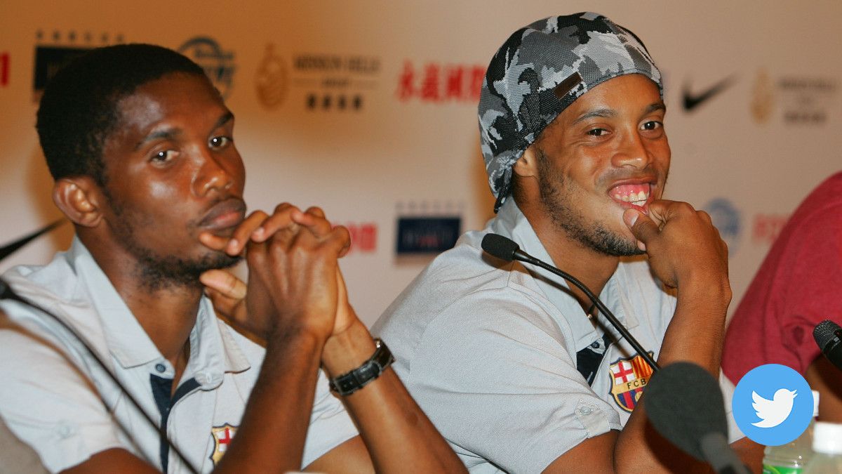 Ronaldinho y Samuel Eto'o en una rueda de prensa cuando jugaban con el Barcelona