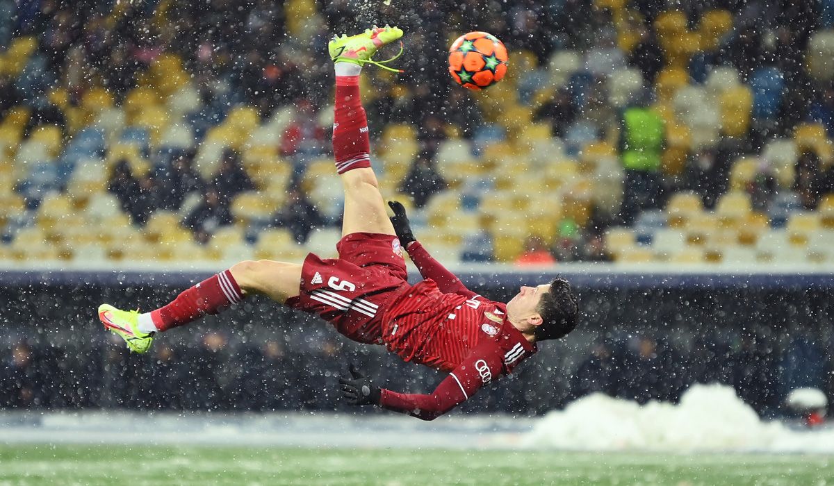 Robert Lewandowski, en una jugada de chilena durante el partido ante el Dinamo de Kiev por la Champions