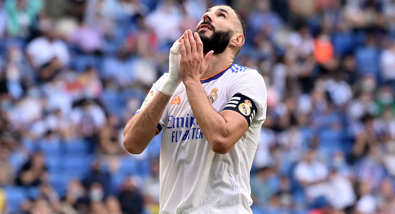 Karim Benzema se lamenta de una ocasión fallada