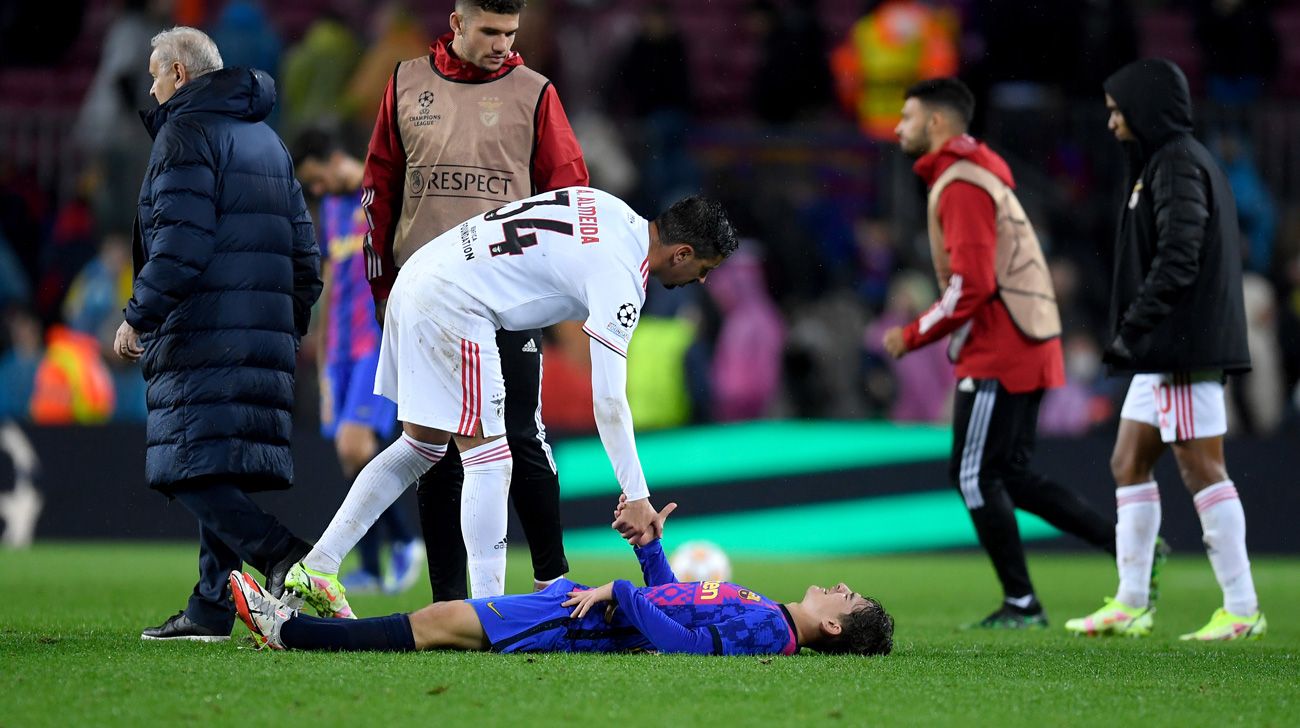 Un jugador del Benfica recoge a Gavi del suelo