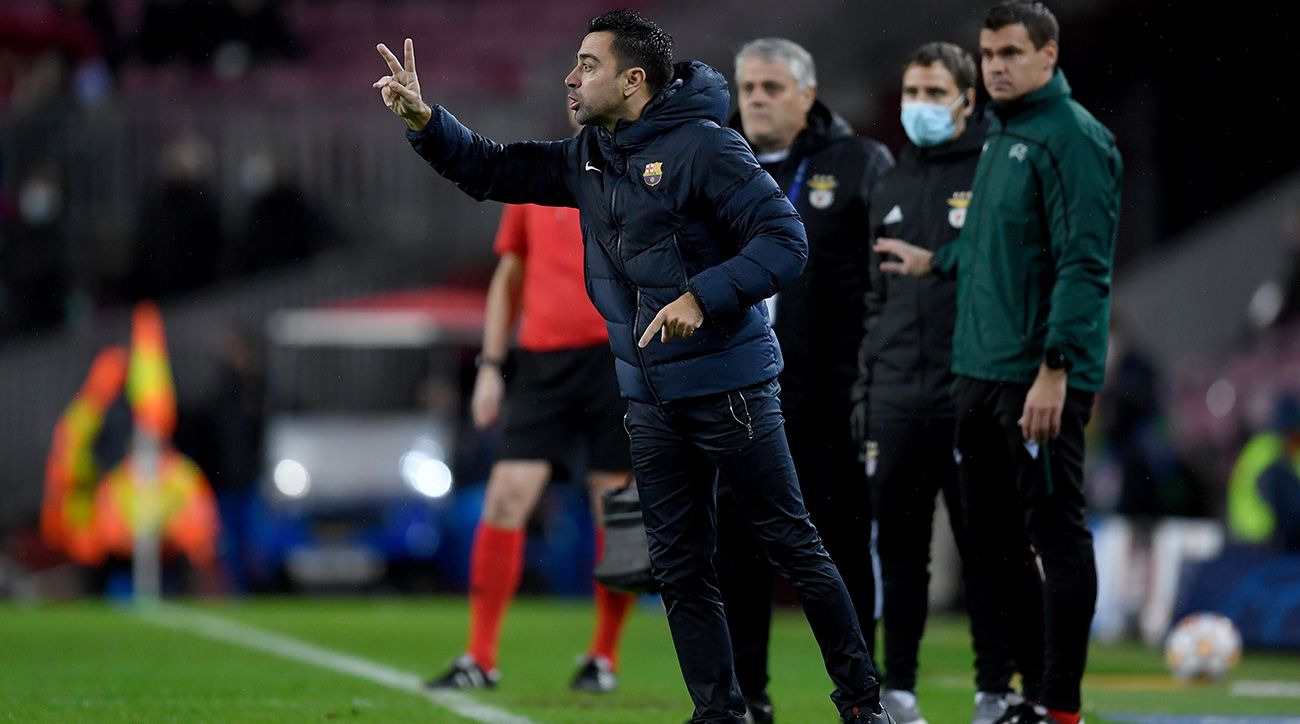 Xavi giving an order in the Barça-Benfica