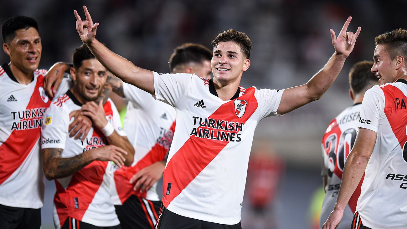 Julián Álvarez celebrates a goal with River Plate