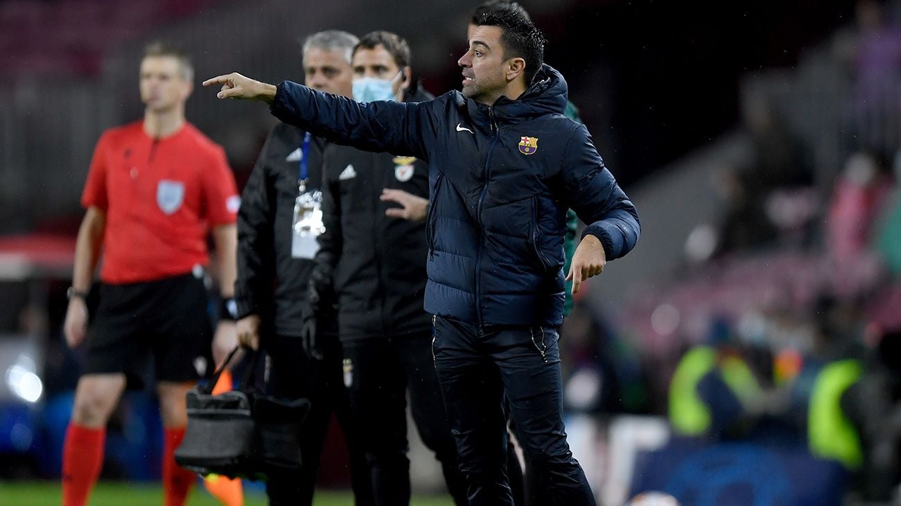 Xavi Hernández signals a thing in a party