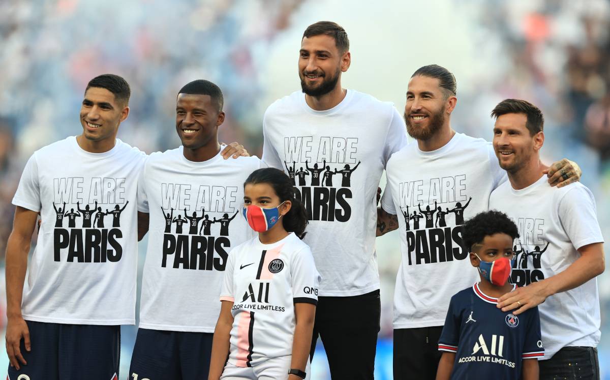 Sergio Bouquets beside the new signings of the PSG