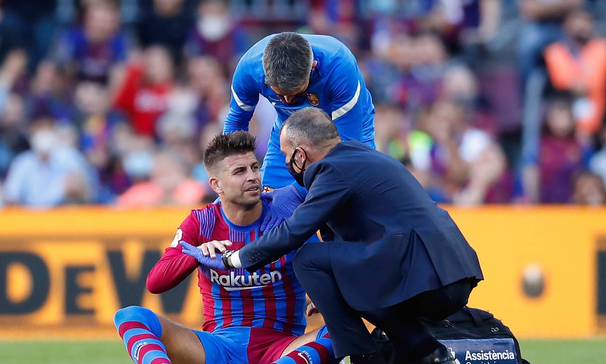 Gerard Hammered, attended on the lawn of the Camp Nou