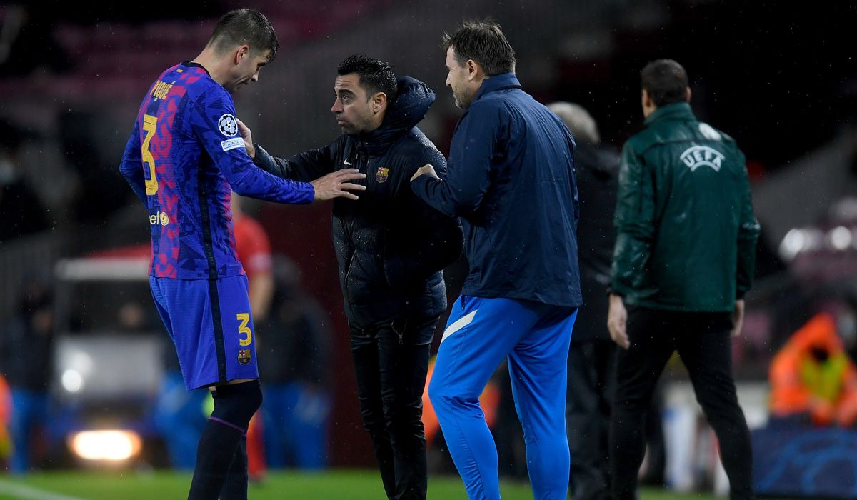 Xavi Hernández le da indicaciones a Gerard Piqué durante un partido del FC Barcelona