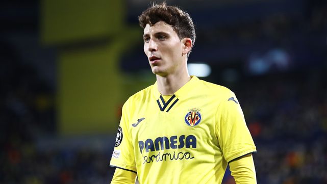 Pau torres jugando con el Villarreal