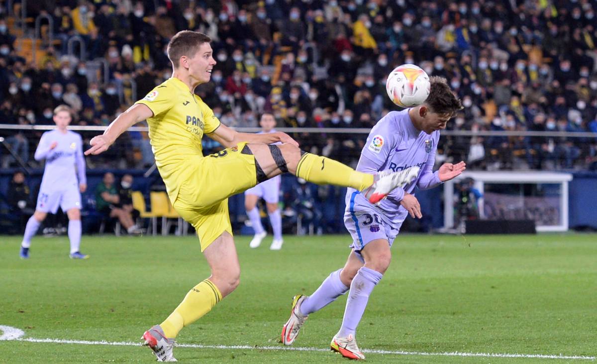 Foyth y Gavi disputan el balón en el Villarreal-Barça