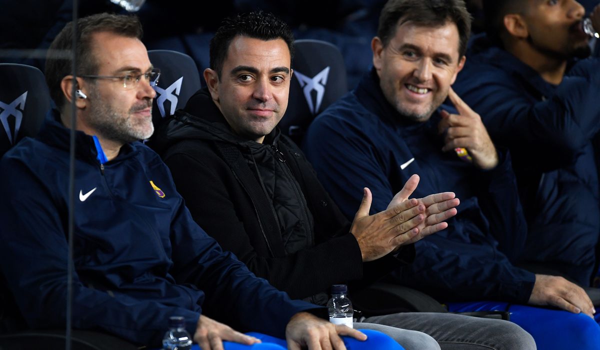 El detallazo de Xavi con unos pequeños aficionados del Barça en la Cerámica