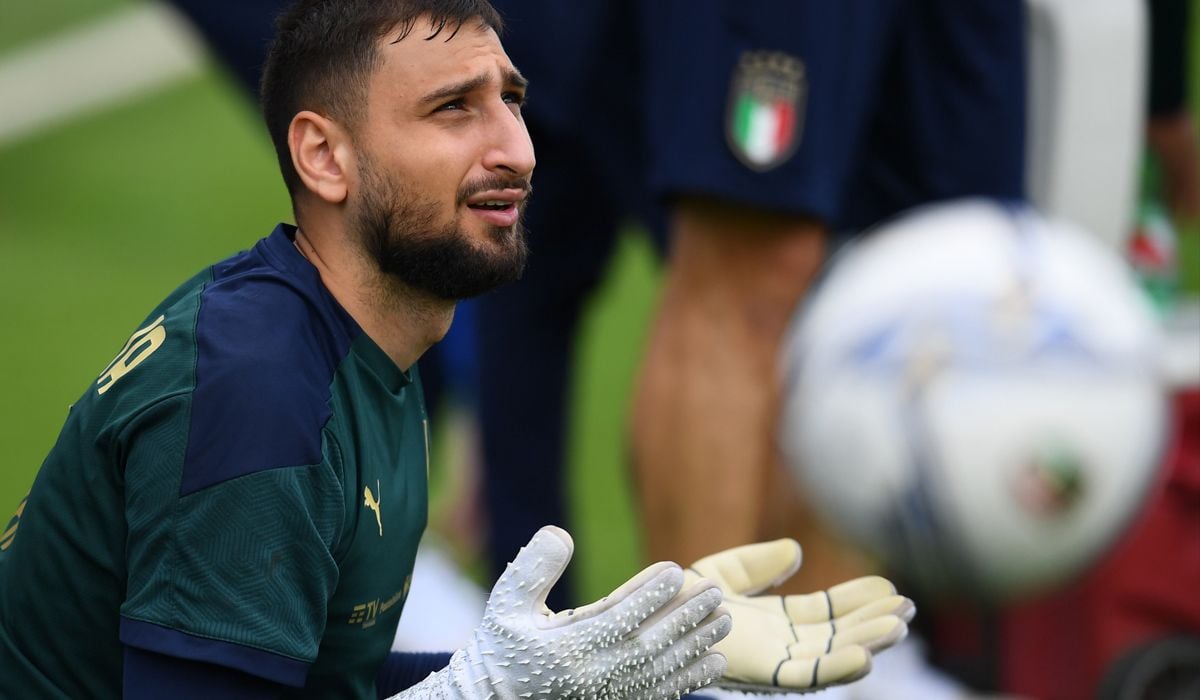 Donnarumma Agreed  of Italy after winning the Trophy Yashin