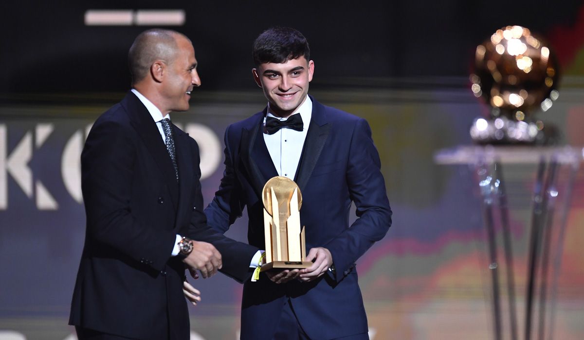 Pedri González recibe el Trofeo Kopa durante la gala del Balón de Oro