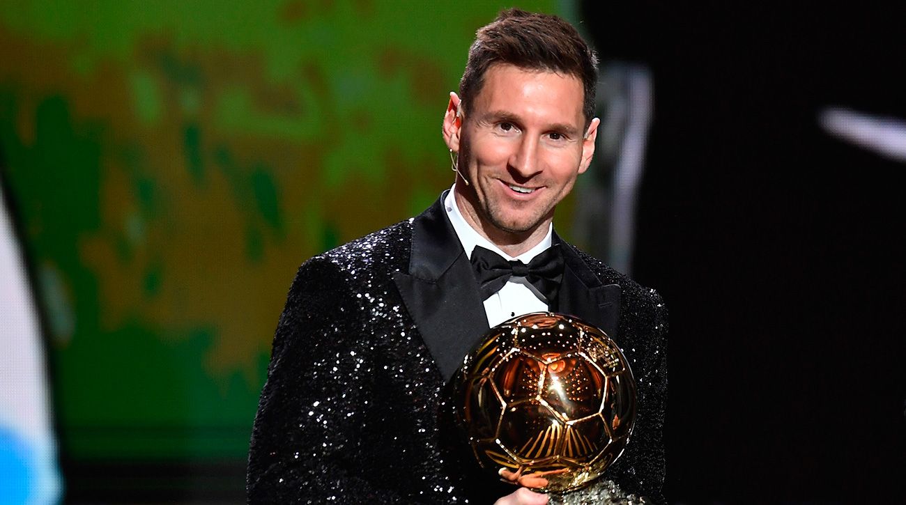 Leo Messi poses with his Balloon of Gold