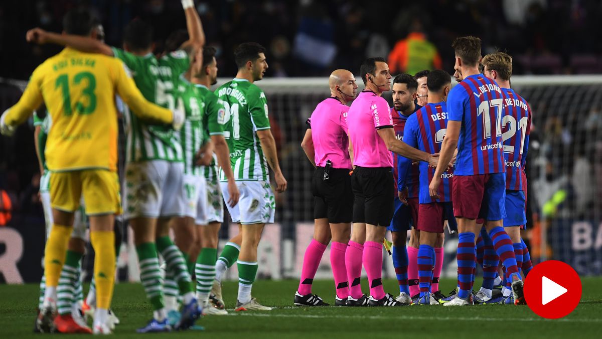 Los jugadores del Barça protestan en el choque contra el Real Betis