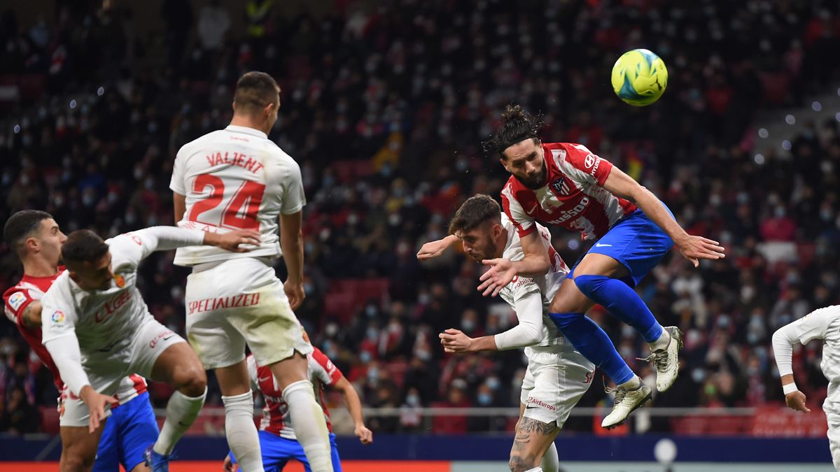 Felipe remata un balón en el Atlético-Mallorca de LaLiga