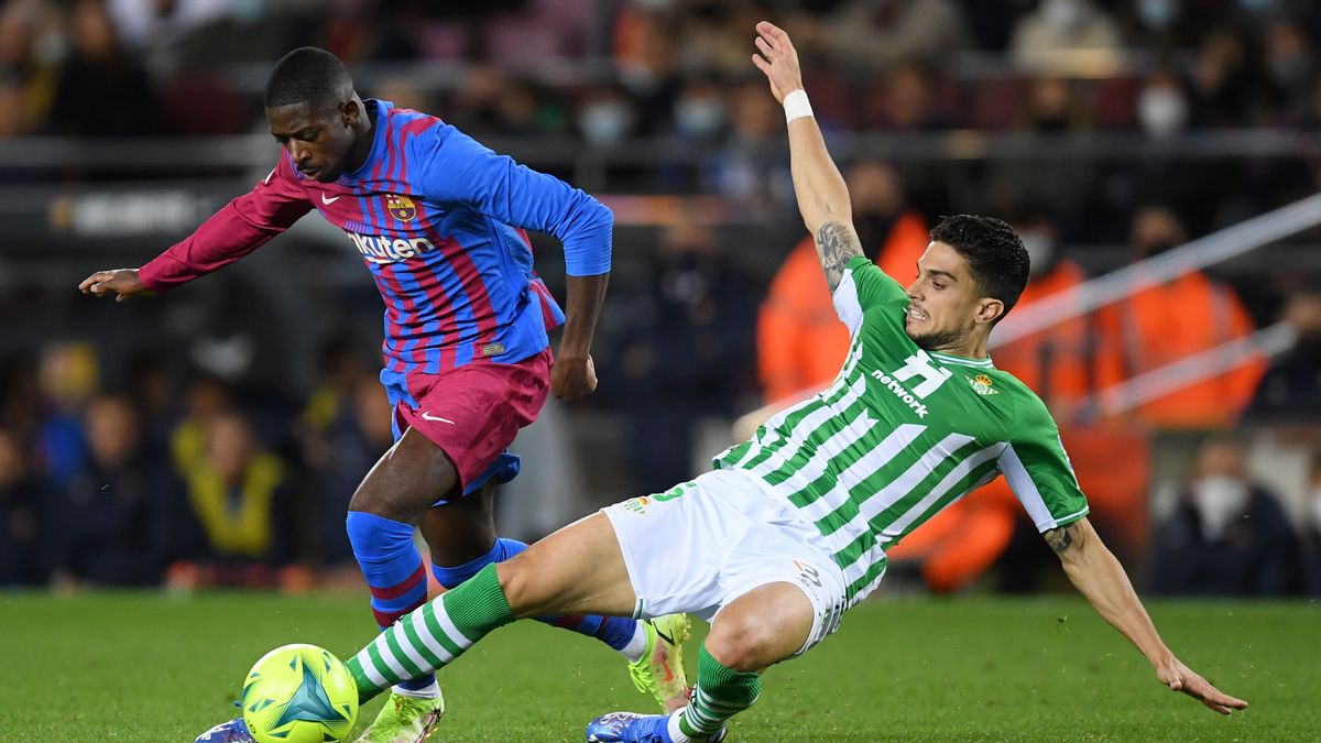 Dembélé In the dispute of a balloon with Bartra during the Barça-Betis