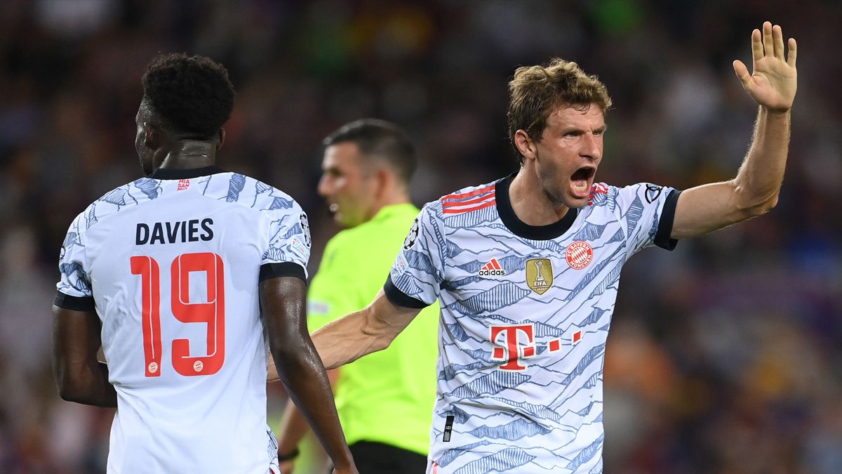 Thomas Müller and Davies during a Barça-Bayern of the Champions League