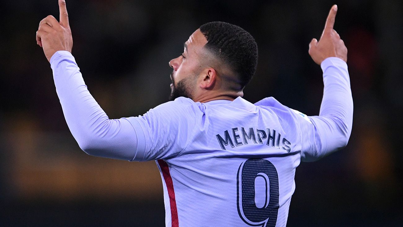 Memphis Depay Celebrates a goal in front of the Villarreal