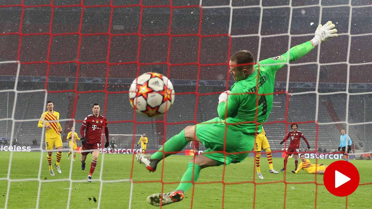 Ter Stegen Fitting a goal in front of the Bayern of Munich