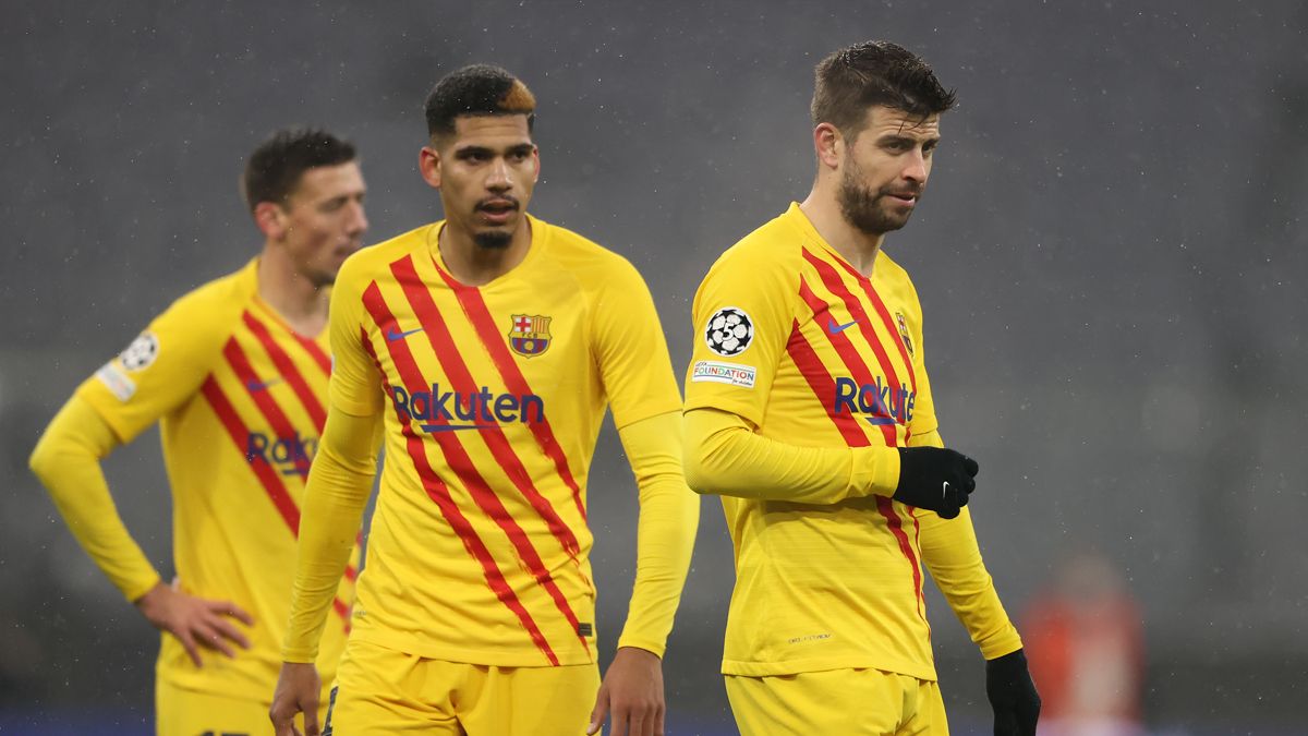 Gerard Piqué, Ronald Araújo y Clément Lenglet durante el Bayern-Barça