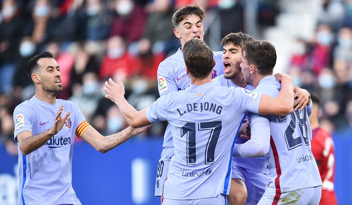 Players of the FC Barcelona celebrate a so much in front of the Osasuna