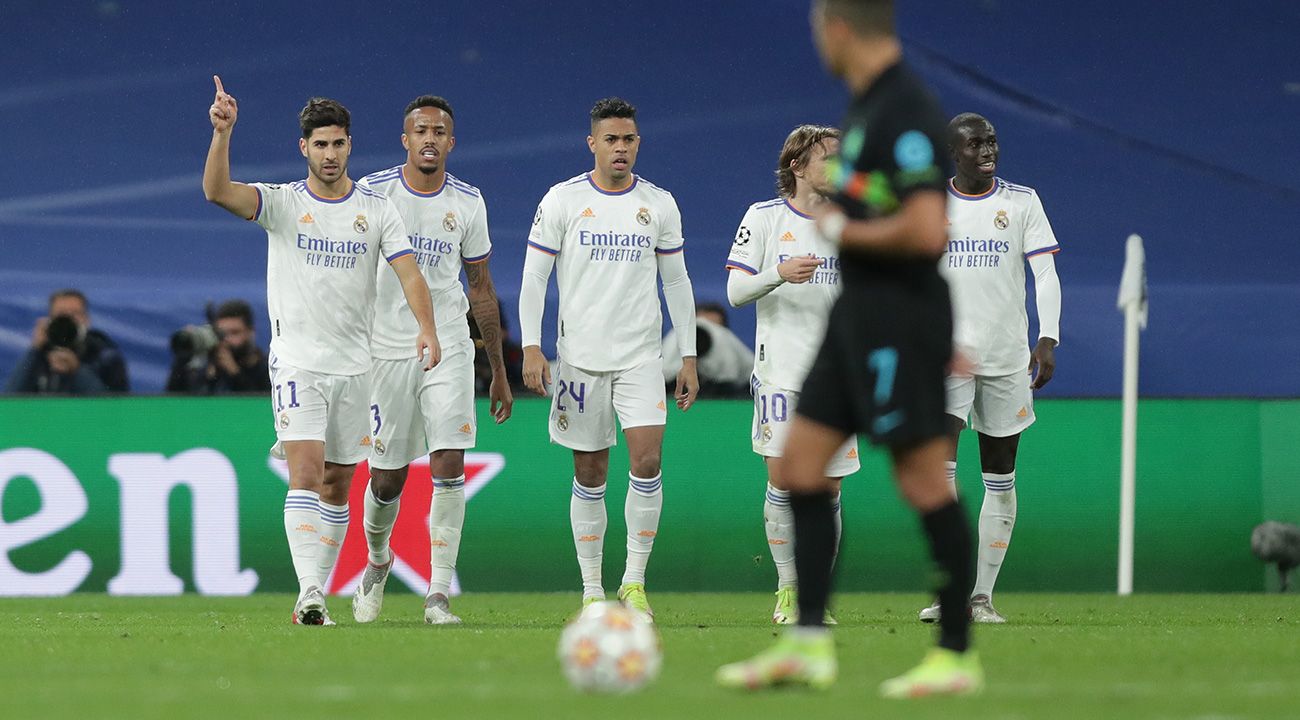 Several players of the Real Madrid after a goal