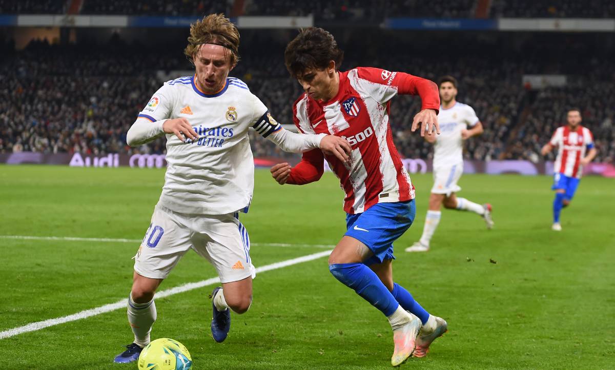 Modric disputa el balón con Joao Félix en el derbi madrileño