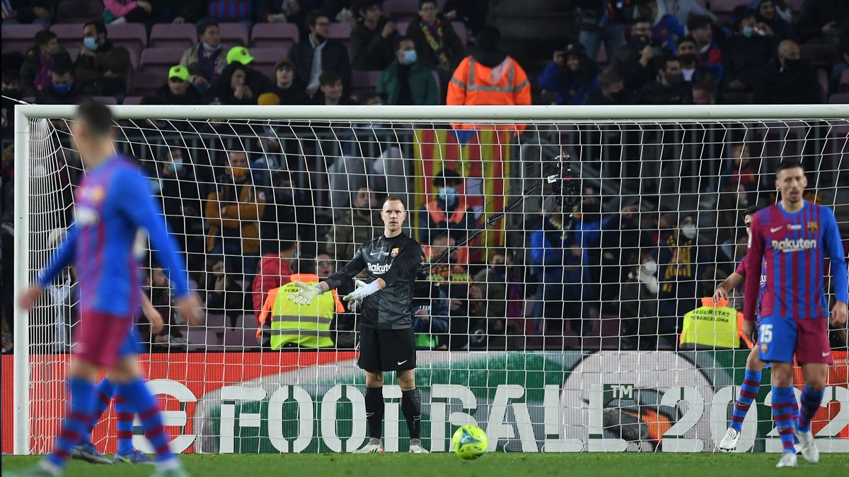 Los defensores del Barça y Ter Stegen en el choque contra el Elche