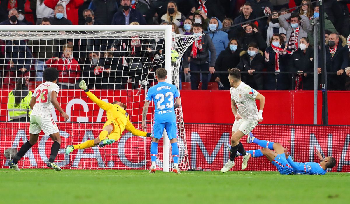 The Seville  adueña of the second place of LaLiga after winning to the Athletic of Madrid