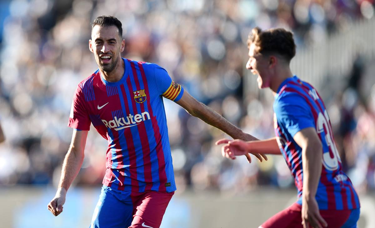 Sergio Busquets y Gavi festejan un gol del Barça