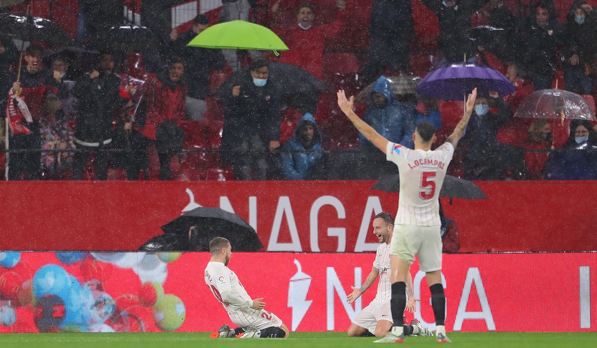 Alejandro 'Papu' Gómez celebrates a so much in front of the FC Barcelona