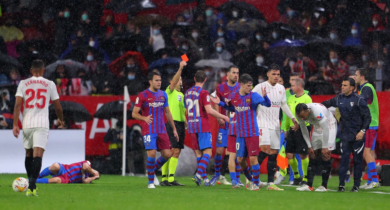 The referee expels to Koundé in front of the Barça