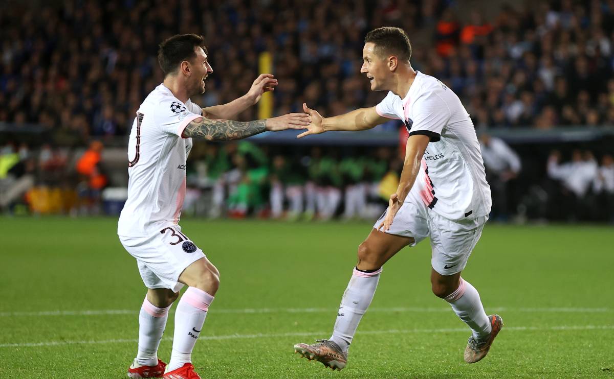 Lionel Messi and Ander Herrera celebrate a goal in front of the Witches