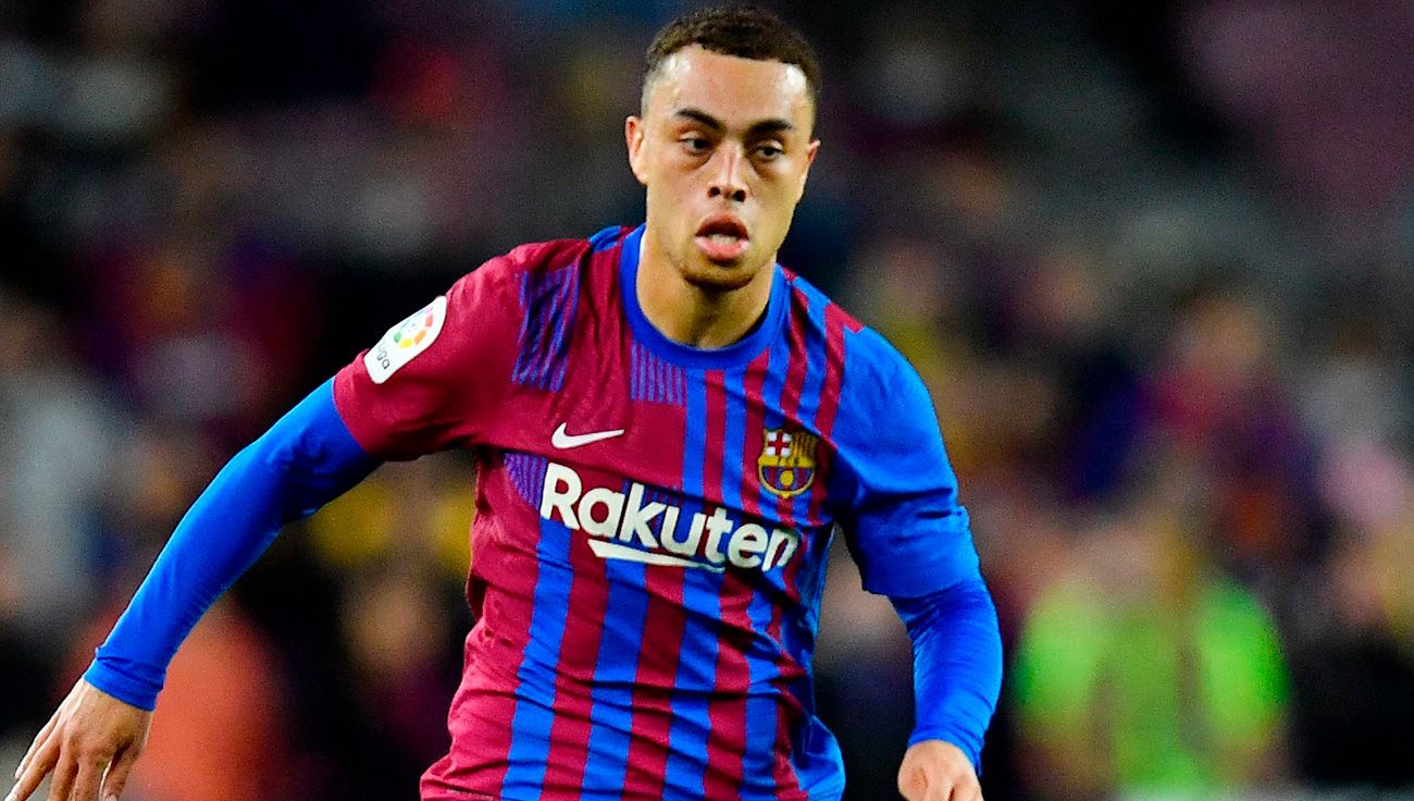 Sergiño Dest could be the key for the signing of Koundé
